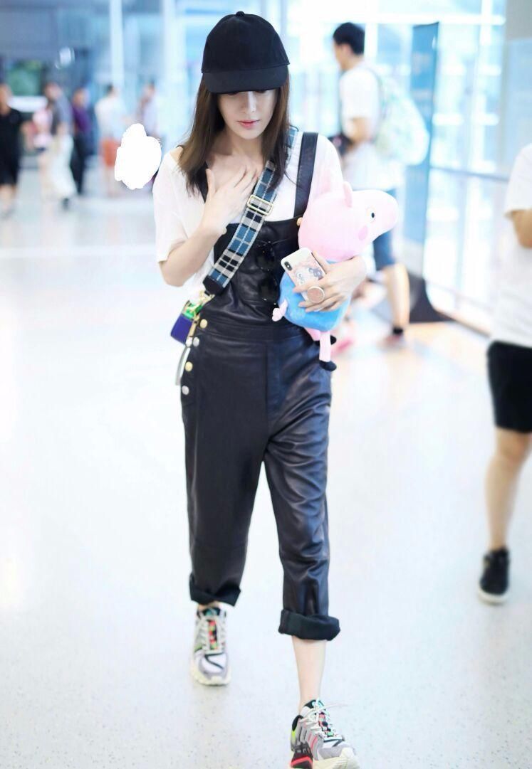 秦岚真是够了,腿没那么长还穿背带裤,扎起来还是像“打鱼”的!