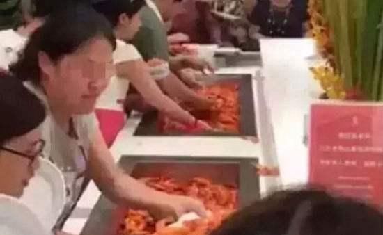 中国女游客去泰国吃自助，一顿解决了8盘虾，泰国网友得不偿失