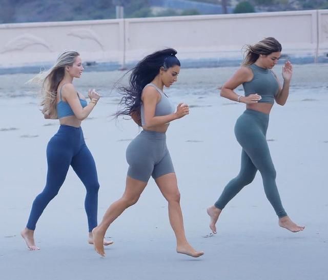 名媛金卡戴珊紧身裤秀蜂腰,网友:裤子要撑破了,身材比例好别扭