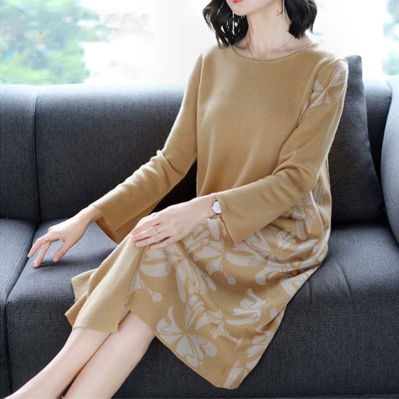 刚上架就火了的“毛衣裙“，比卫衣时髦好看，配一双袜靴就更美了