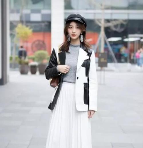  [肤如凝脂]街拍：肤如凝脂的美女，一件白色上衣配白色短裤，时尚青春活力