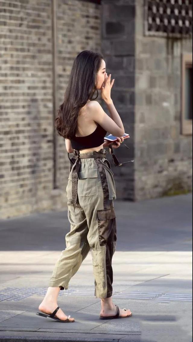 街拍美女：优雅可爱肌肤白皙，完美身材霸屏！