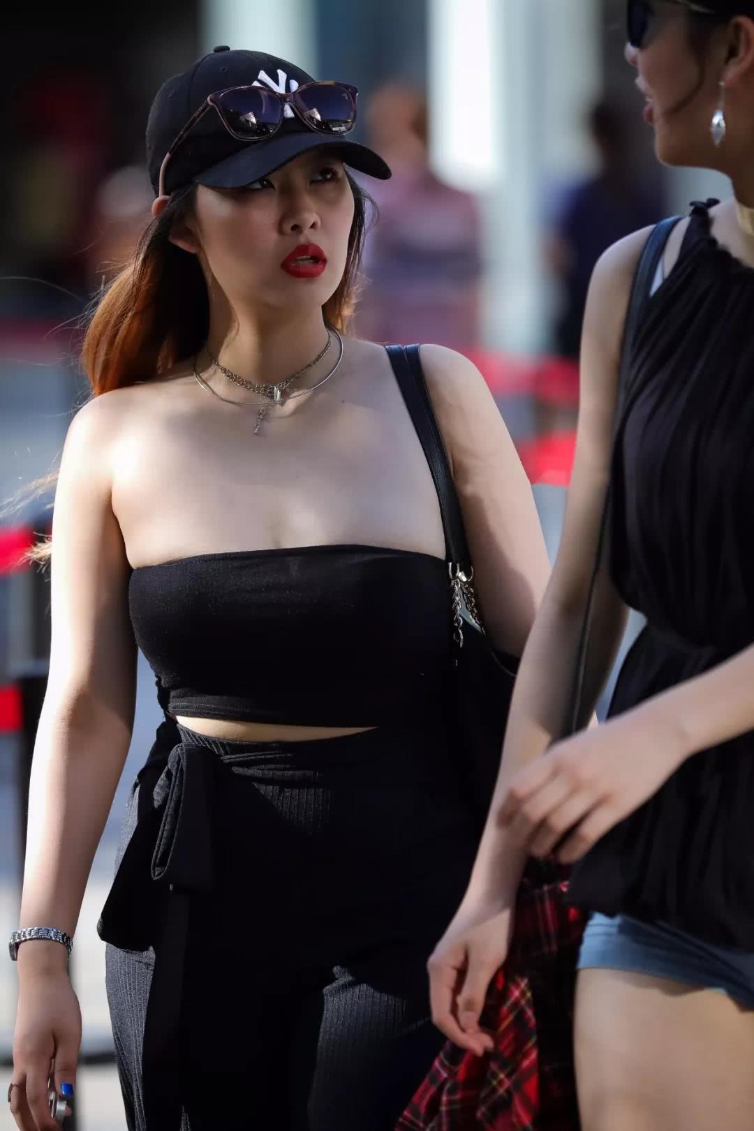 气质美女黑色抹胸秀出丰姿綽約的好身材,大胆的穿搭很妖娆,我很