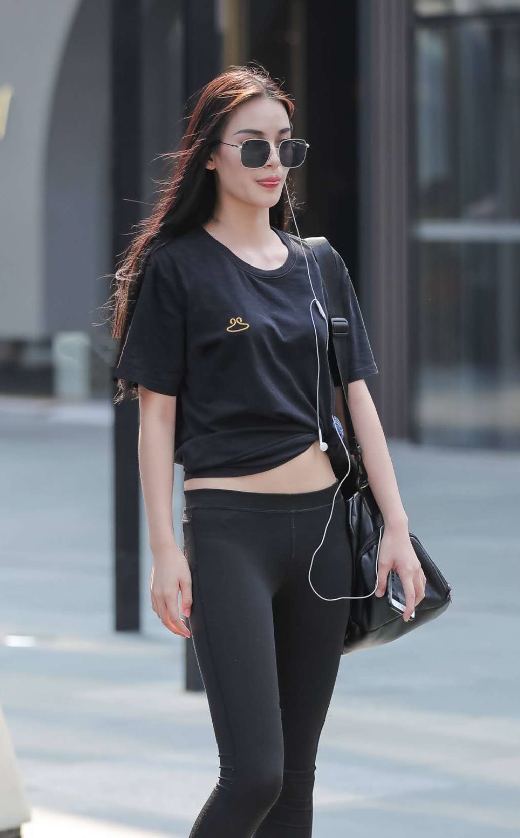 小姐姐身裤勾勒出玲珑有致好身材，不羁的韵味一般人驾驭不了