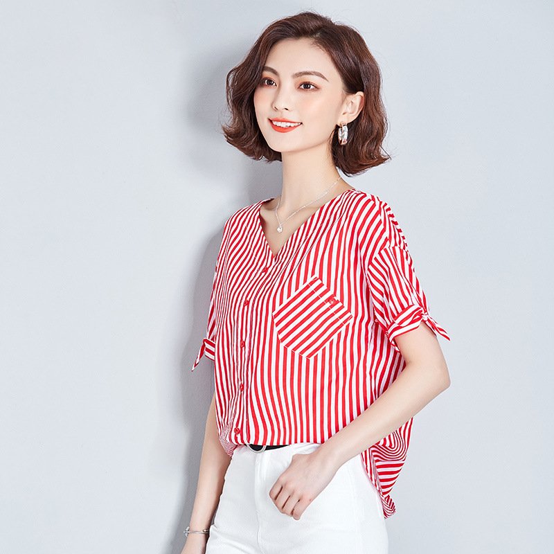 街头一男的紧紧抱着女友不分开，看见女人身上的衣服，路人一跳