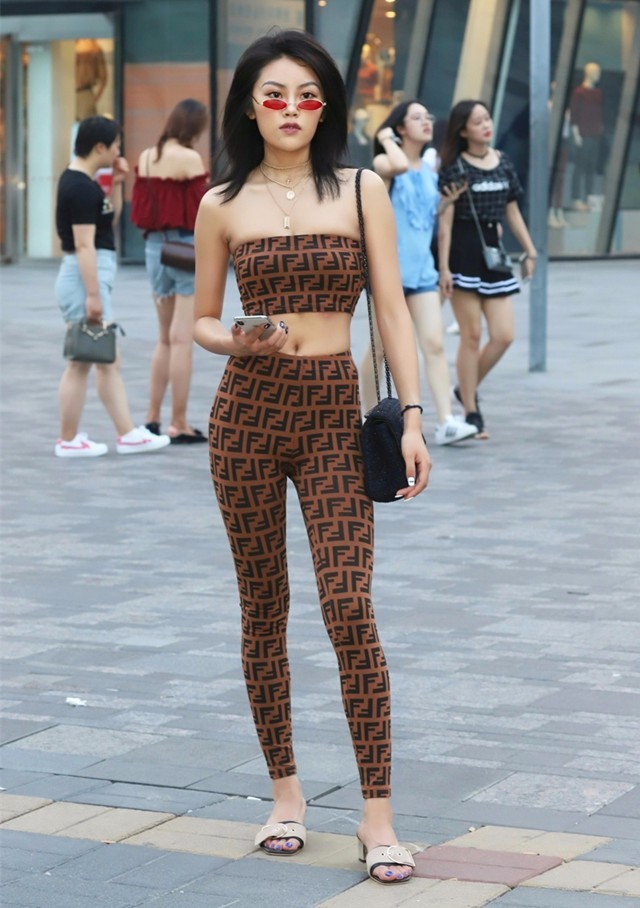 街拍：姑娘的身材真好，不知道她是怎么保养的