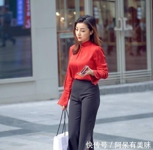 『让我』时尚街拍:小姐姐开叉喇叭裤搭配红色圆领秋衣,时尚有女人味