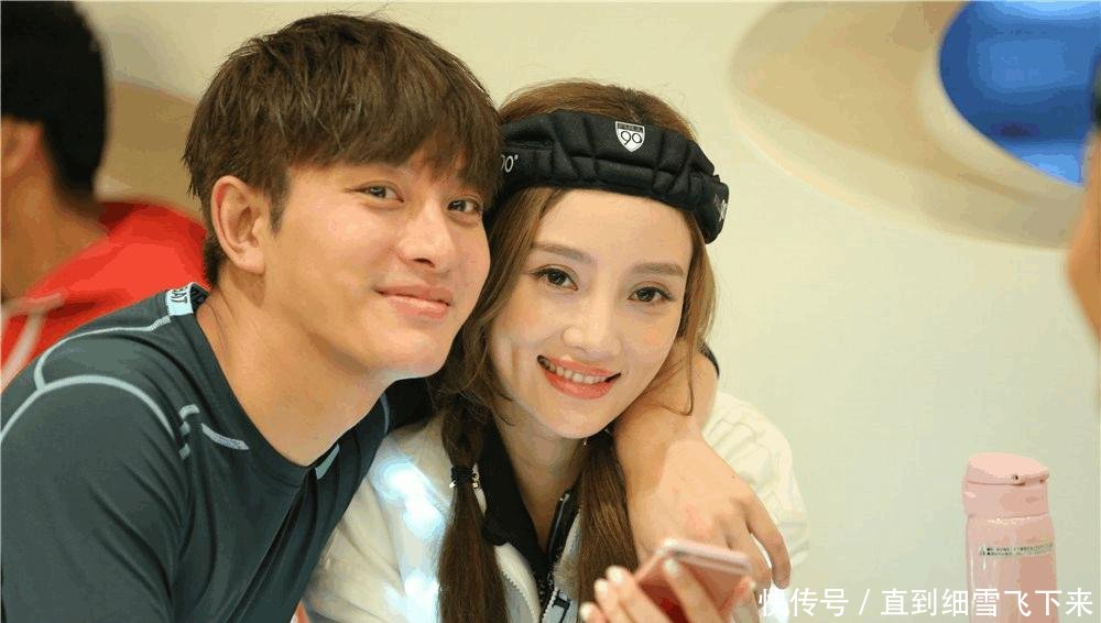 李小璐转战抖音, 视频神秘男子太抢镜: 我们幸福着呢! “离婚”真