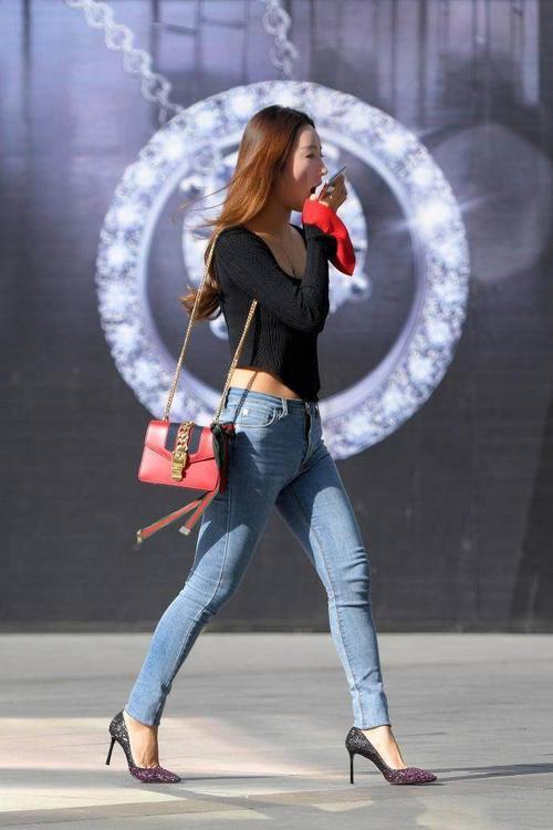 牛仔裤将腿部衬托的恰到好处，怎么搭配都是引人注意的焦点