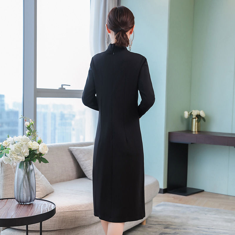 55岁的妈妈同学聚会,多年未见的老同学夸她还如此年轻,会打扮