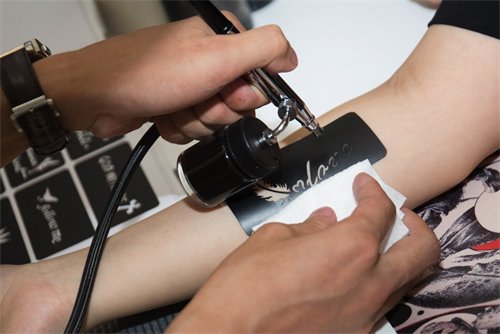 JACK &amp; JONES打造牛仔定制馆，王博文空降担任“首席体验官”