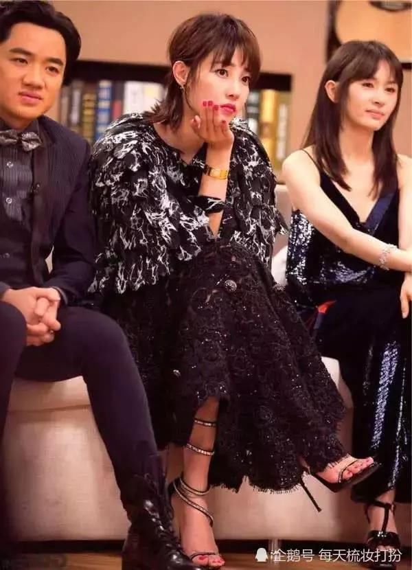 白百何穿着2个游泳圈，身材走样胖成大妈，穿衣更另类让人看不懂