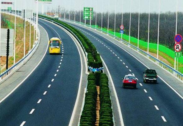 开车跑高速前车急刹车怎么办？直接撞上去吗？交警：最后强调一遍