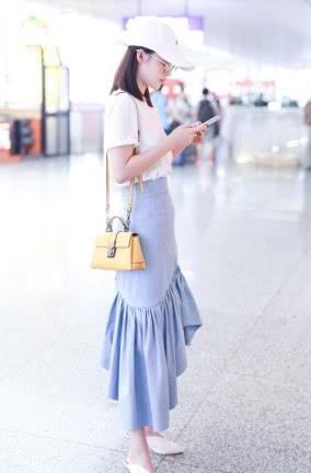 李沁高跟鞋前面剪开，后面剪断当拖鞋穿，意外显得双腿更长了！