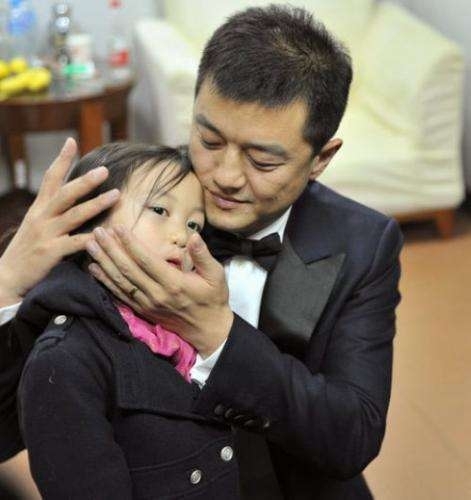 李嫣的闺蜜被指炫富，王菲带她们住6000一晚的房间还说太差