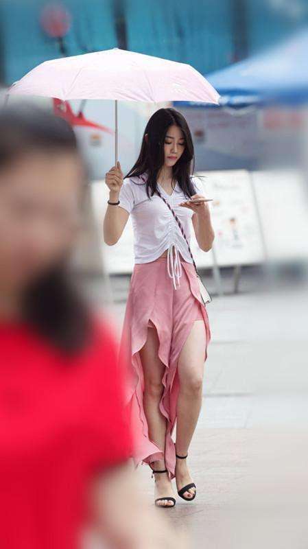 街拍: 紧身衣凸显火爆身材, 微胖的小姐姐你喜欢吗