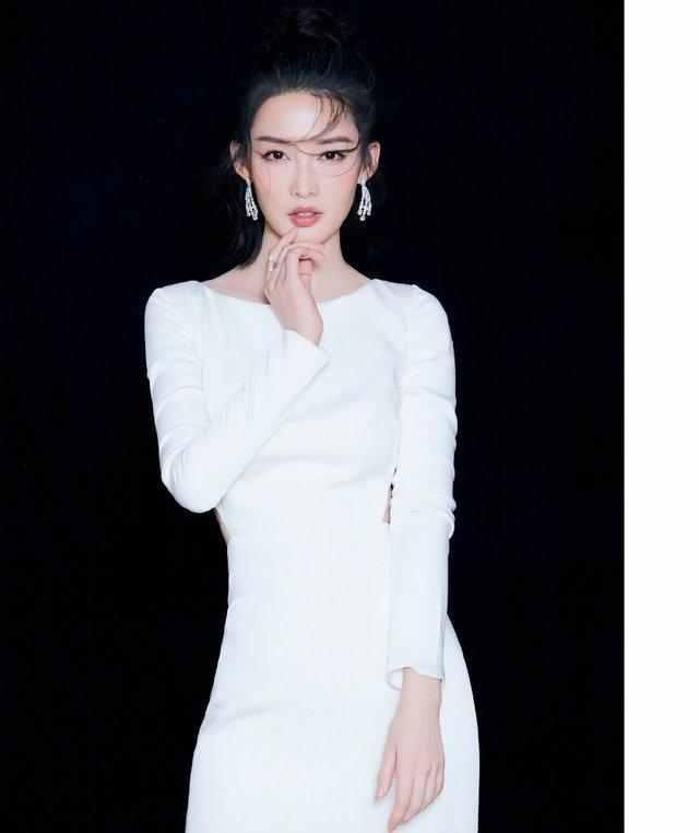 李沁的工作照和生活照大不同，网友：长了一张老天爷赏饭吃的脸蛋
