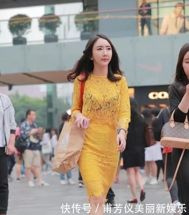 『小姐姐』街拍:黑色上衣配短裙,细长美腿遇上黑色高跟鞋,太美了