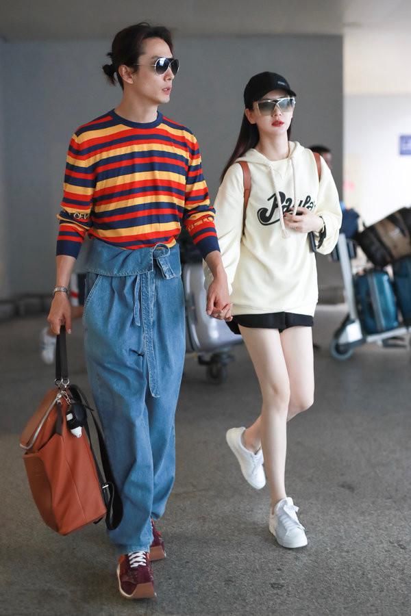 戚薇把一身“金色亮片”穿在身上，时尚感全无，网友：欣赏不来！