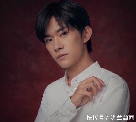  『雪迎和易烊』张雪迎紧挨千玺坐故意秀腿，谁注意到坐姿？怕是忘了自己穿的裙子