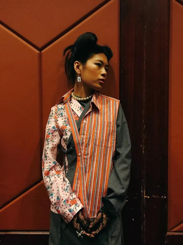 在唐人街的中餐馆打麻将，中式旗袍和解构西装完美结合，打造最中