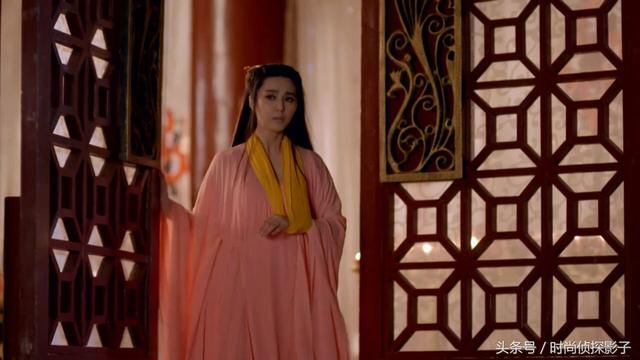 轻轻推开房门的古装女子，唐嫣刘亦菲张芷溪，谁的出现令你心动？