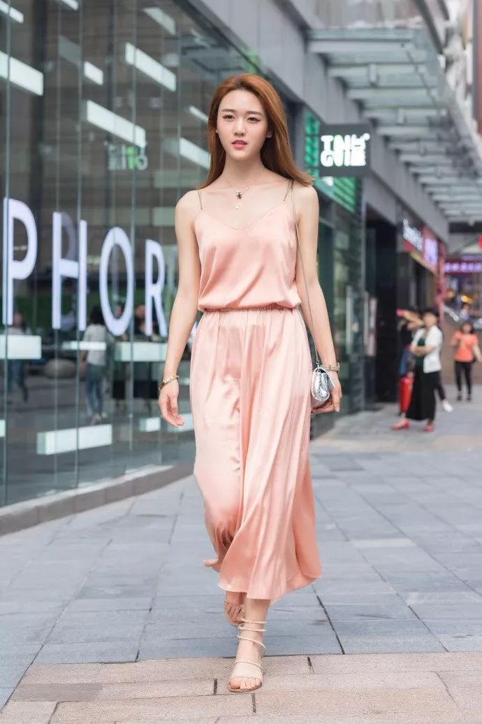 街拍：真丝空挡，轮廓清晰！