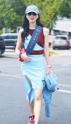 韩雪穿“撕裂装”秀时尚，裙子被撕了一块，后面还拖着衣裳？