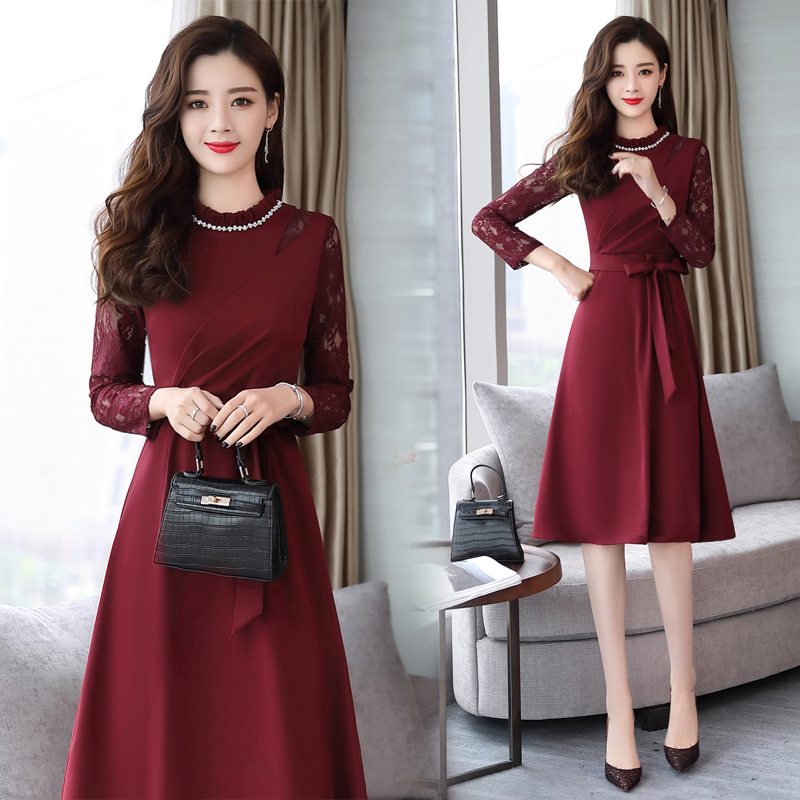 时尚蕾丝裙+丝袜，洋气减龄有韵味，惊艳全场，美爆了