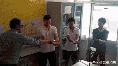 姑娘，你这件衣服可花了不少心思吧！穿出了女王的气质