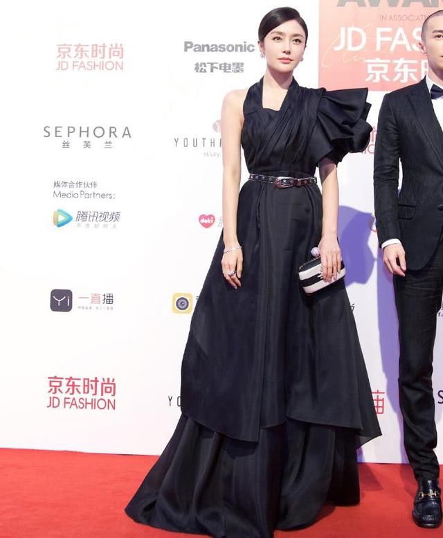 秦岚不像37岁，黑裙加身穿出三米气场，“皇后”气势不输蔡少芬