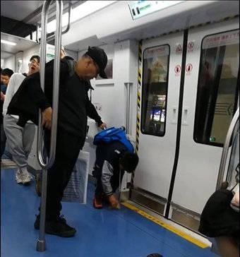  「地上」“超有家教男童”因不小心把饮料弄到地上，之后的一个小举动走红