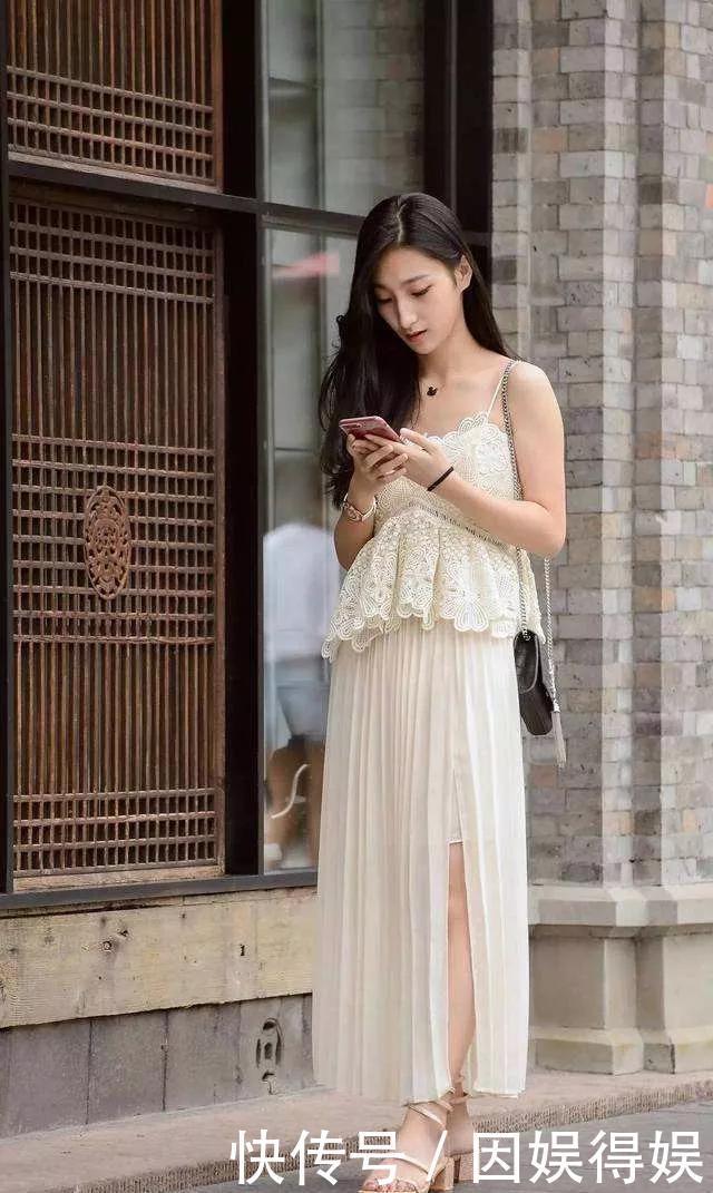 【美女】美女搭配着一双气质的高跟凉鞋,绑带的设计让她看上去更加的迷人