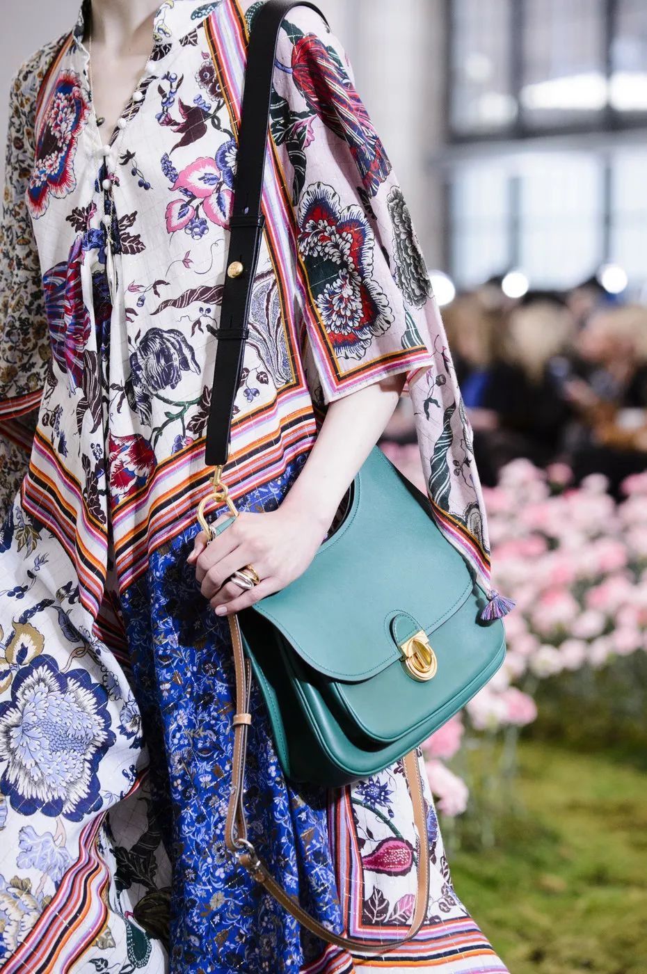 从秀场到街头，今夏最火的连衣裙是这一条!