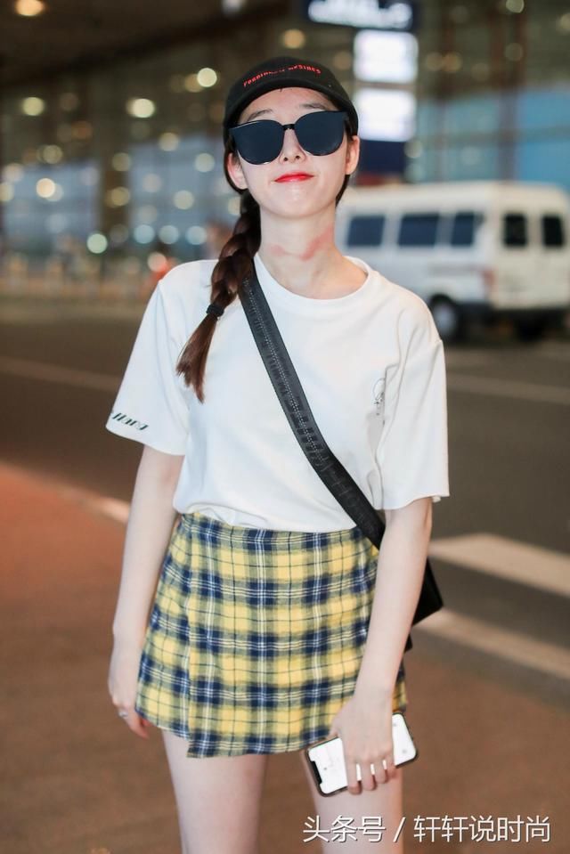 蒋梦婕真敢穿，格纹短裙比短裤还要短，网友:终于看到一双真实腿