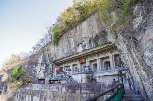 这里遍地都是硅化木化石,还有满坡的恐龙蛋却没有人去挖