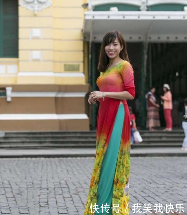 开叉到腰的奥黛美女回头率高, 到越南的中国游客纷纷夸赞