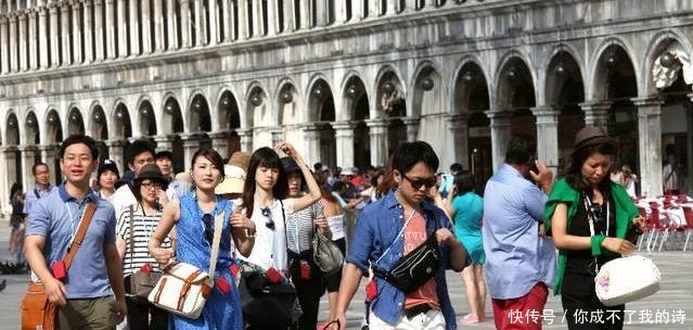 外出旅游,中国人喜欢拖着箱子,老外却喜欢背着包,这是为啥呢?