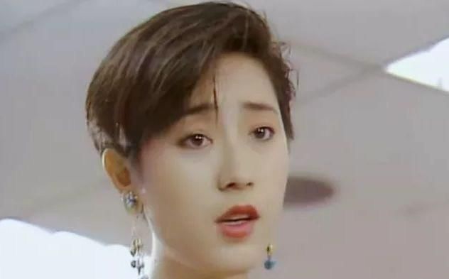 『美女』她是港姐中的短发美女,多年来一直是短发形象,52岁仍然单身!