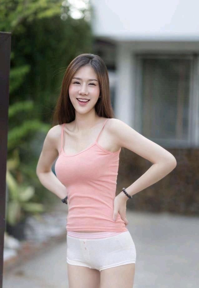 完美小女神紧身包臀裙，S型的曲线凹凸有致