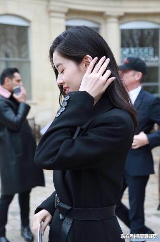 章泽天太会穿了，一身西装穿成了刘亦菲，网友：真羡慕刘强东