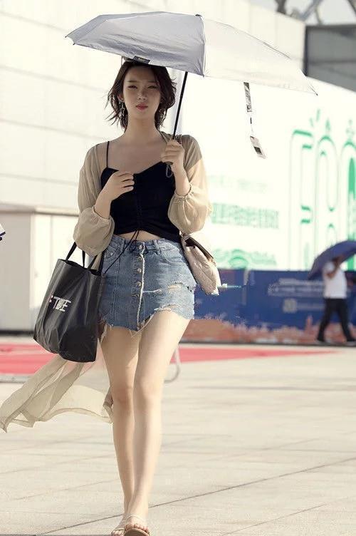 街拍：俊美有女人味的小姐姐，穿着大胆性感时尚很优秀！