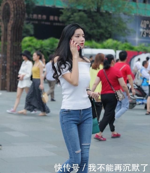 【显得】穿衣风格好的时尚潮流女孩,穿牛仔裤也可以配搭出神秘感