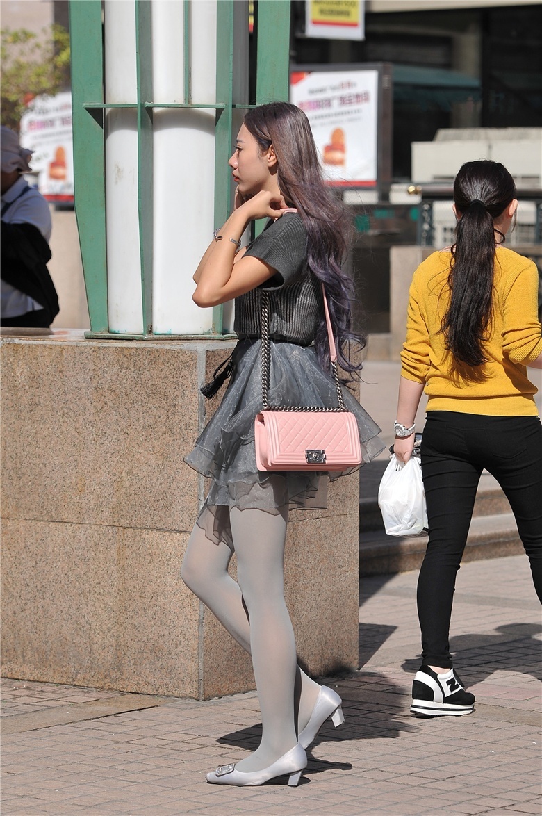 街拍：难得一见的灰丝细腿美女，女神雅典娜附体了