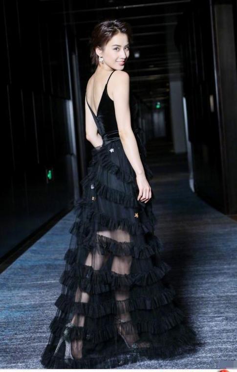 黄圣依为了秀腿, 把裙子剪掉一半就出门, 却意外的时尚!