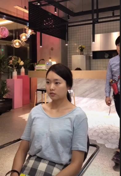 大脸妹换完发型，走路都是这么自信，女神必备！网友：美到爆炸！