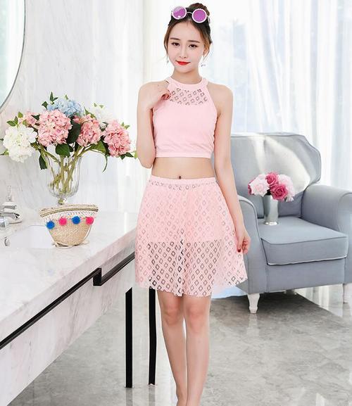 粉红色泳衣美女，展现身姿优雅而形象粉嫩，看着十分的养眼又迷人