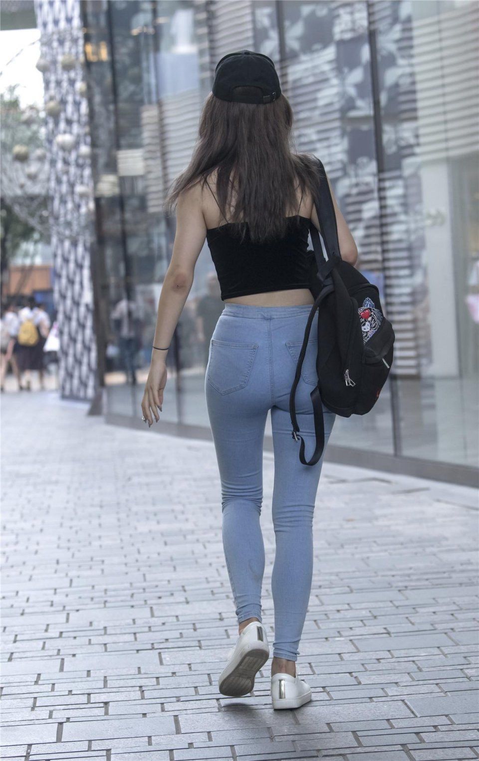 东莞街拍 修身的牛仔裤遇到紧身上衣 让美女姐姐突围的身材更丰满