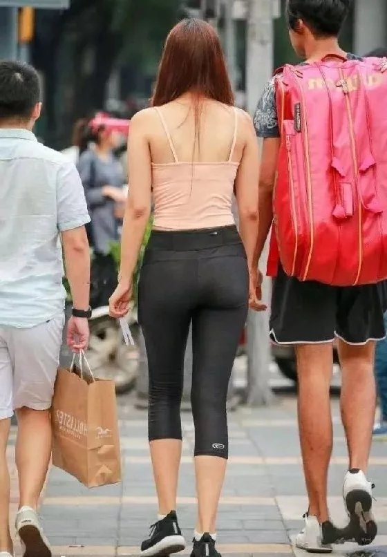 运动系美美女小姐姐，紧身服饰勾勒性感迷人曲线，浑圆翘臀燃爆眼