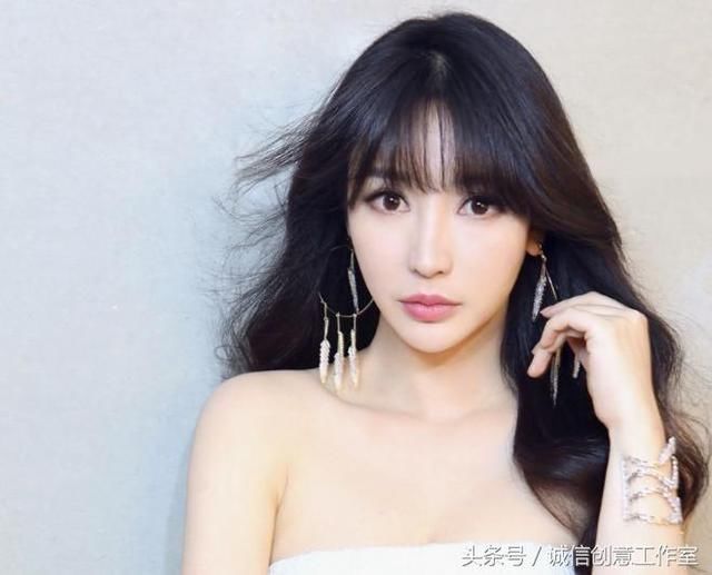 柳岩越来越有韵味了，吊带裙优雅中透着性感，网友：美都被你占完